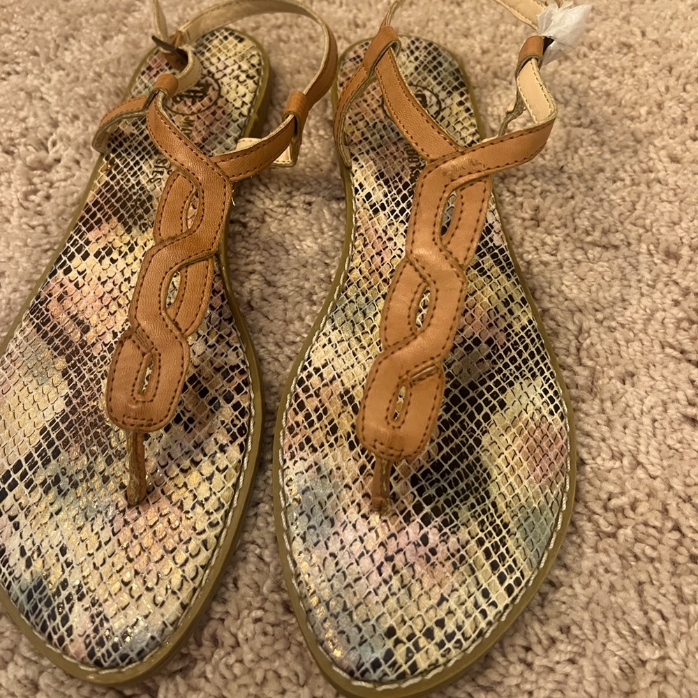 Mootsie tootsie T strap tan leather sandals NWT SIZE 7 1/2